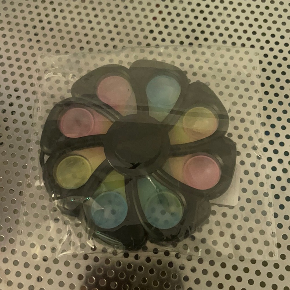 1pc Black Fidget Spinner with Multi-colored pop-it